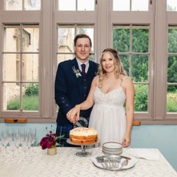 hochzeit-schottland-paar-vor-torte