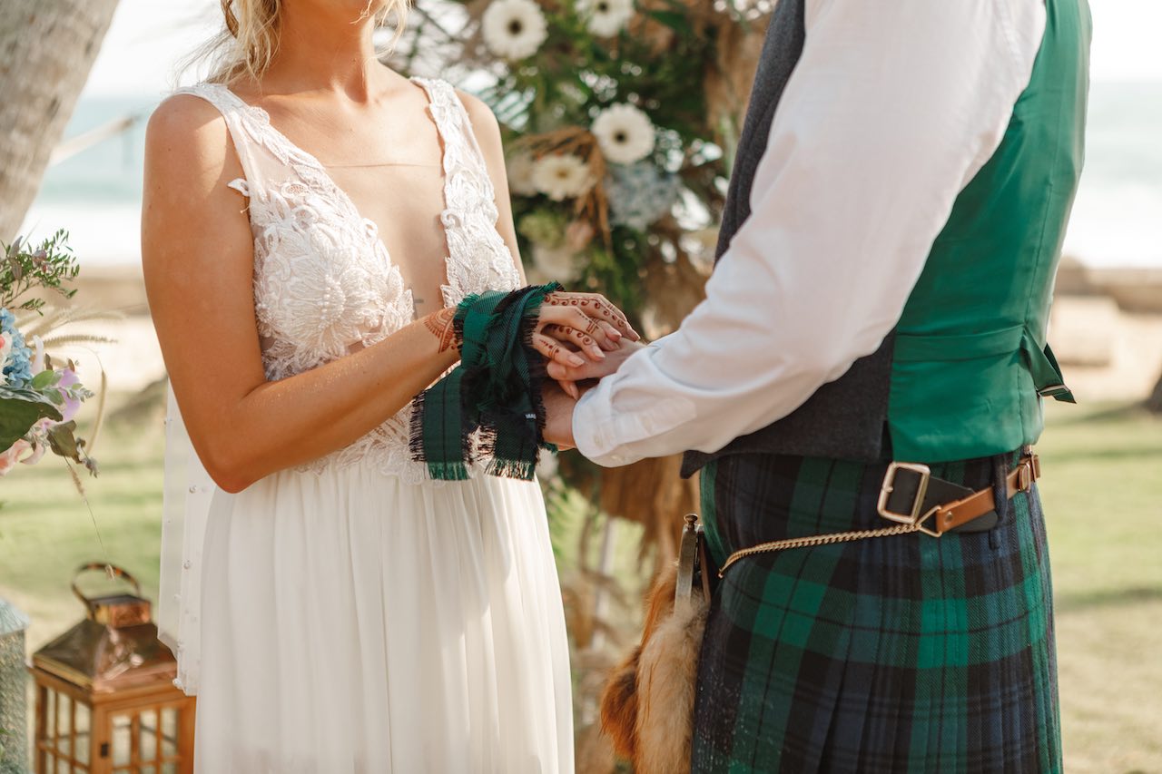 hochzeit-schottland-paar-mit-brautband