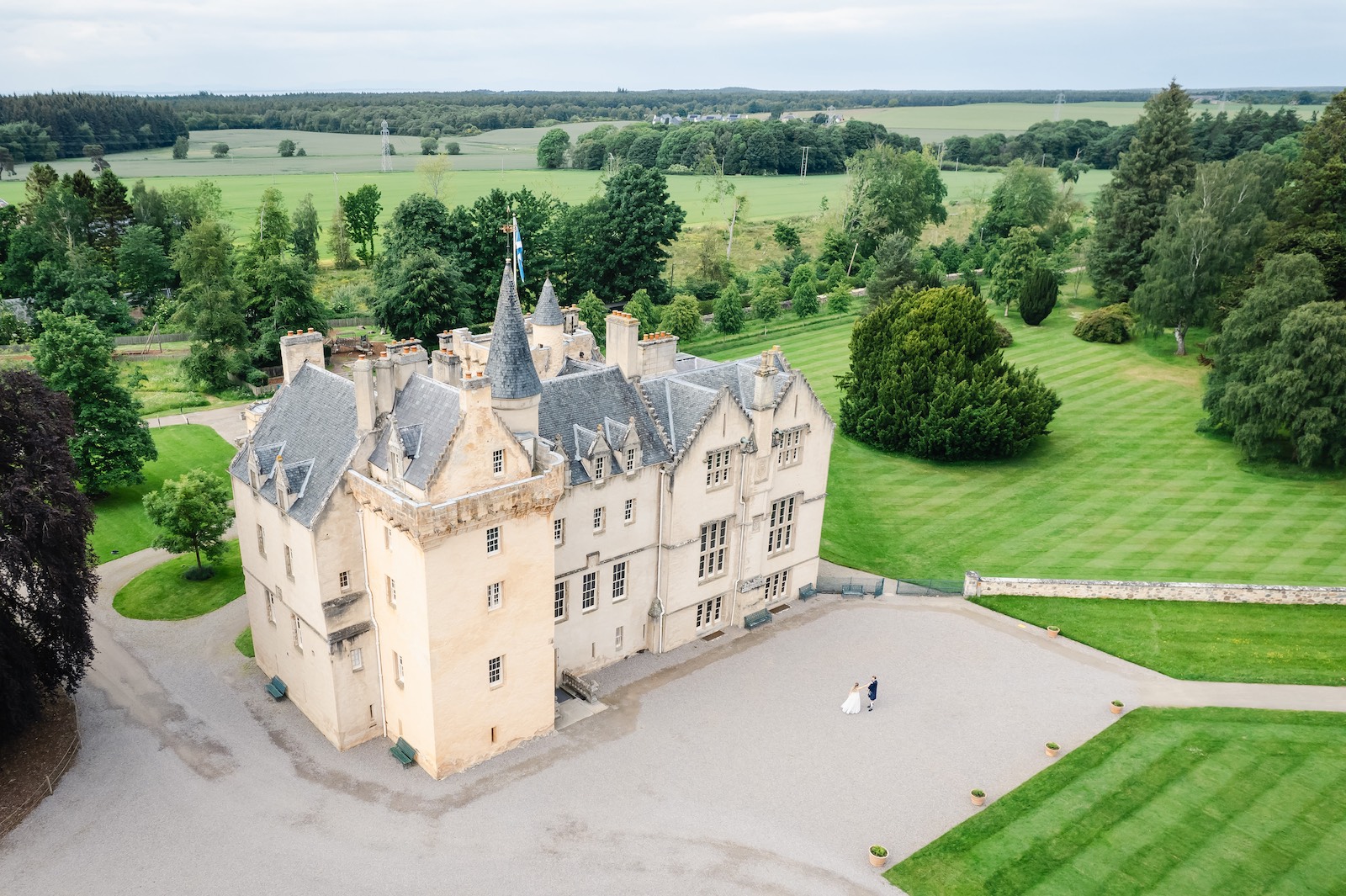 hochzeit-schottland-paar-vor-eingang-hotel