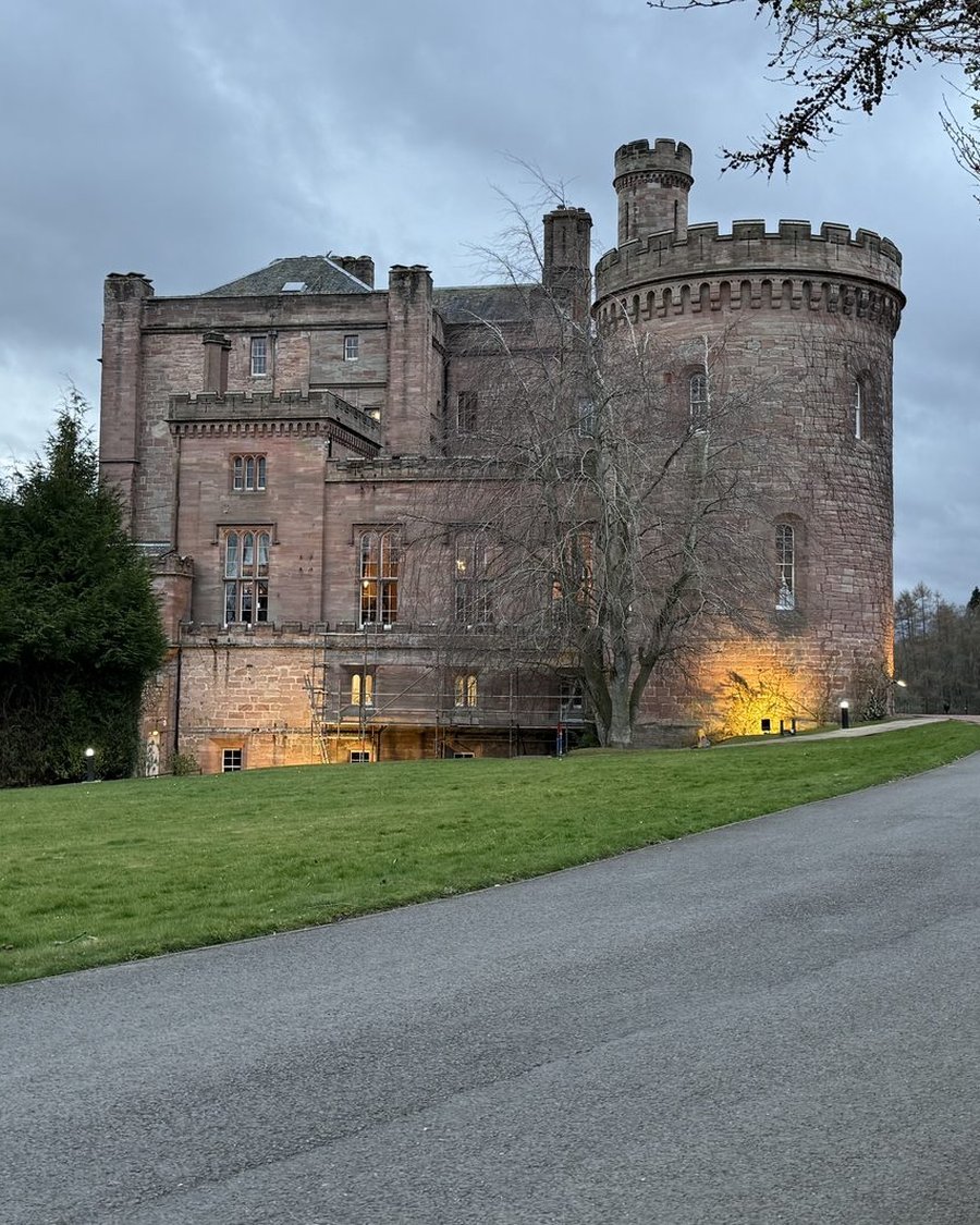 Dalhousie Castle mit Rundturm in der Abenddämmerung