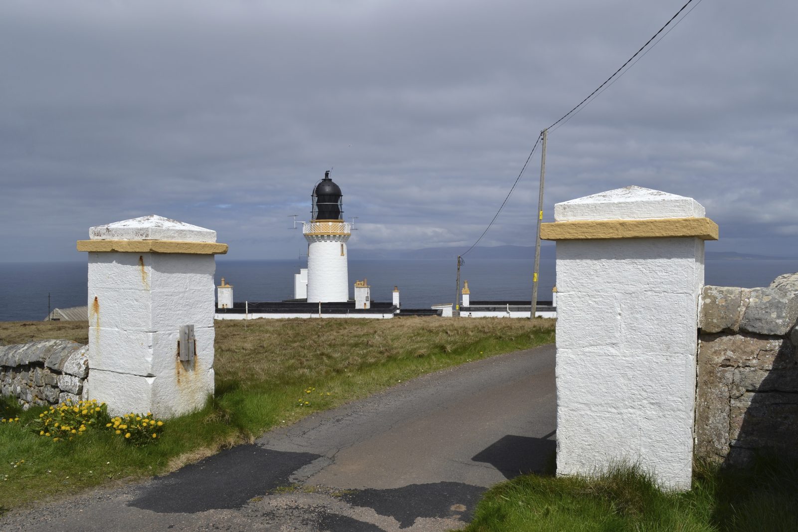 Dunnet Head Lighthouse mit Torpfeilern am nördlichsten Punkt der schottischen Hauptinsel
