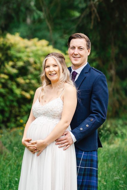 hochzeit-schottland-paar-vor-eingang-hotel