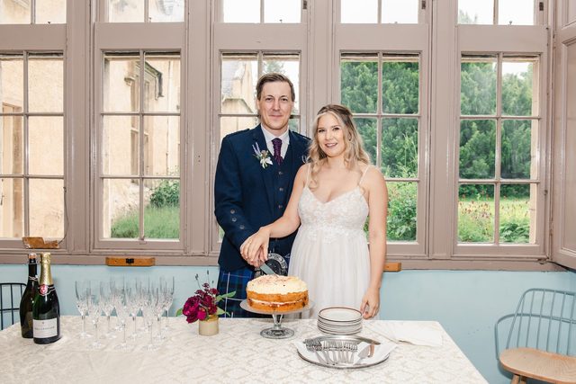 hochzeit-schottland-paar-vor-torte