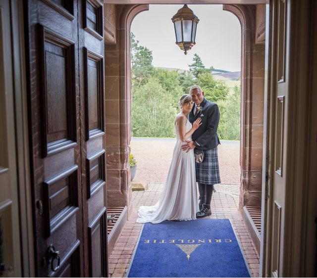 hochzeit-schottland-paar-im-eingang