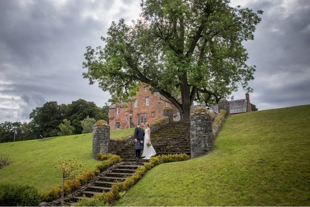 hochzeit-schottland-paar-auf-treppe-im-park