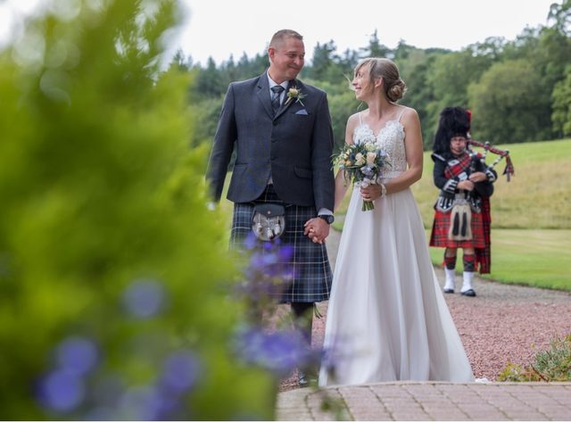 hochzeit-schottland-paar-hand-in-hand