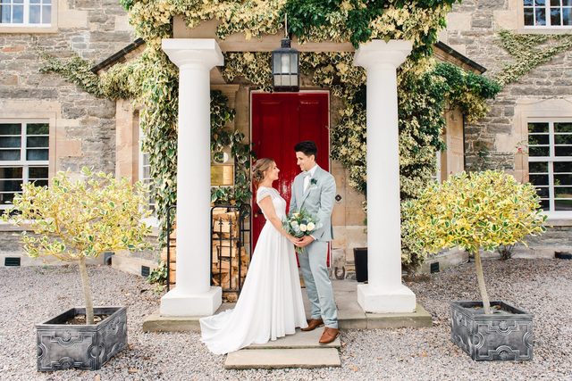 hochzeit-schottland-paar-vor-eingang-hotel
