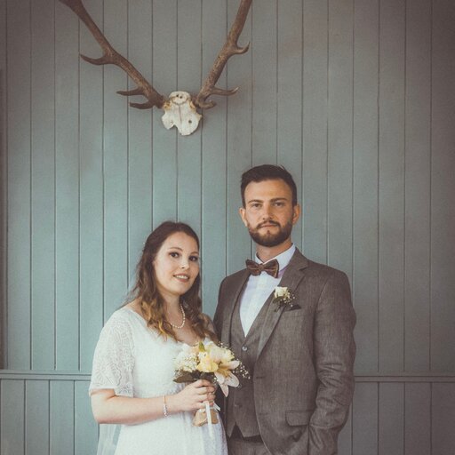 hochzeit-schottland-paar-unter-geweih