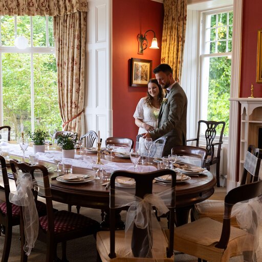 hochzeit-schottland-paar-im-zimmer