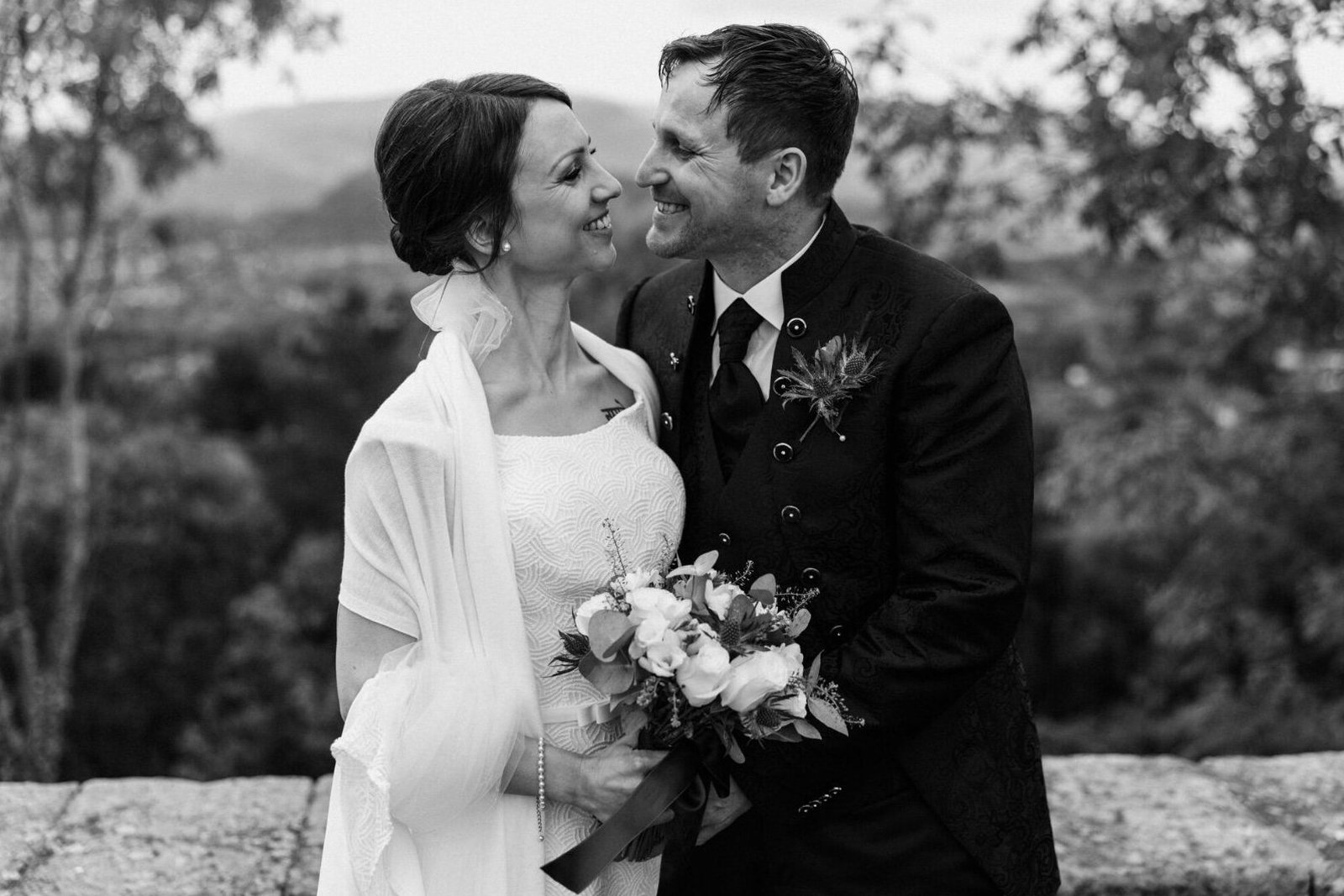 hochzeit-schottland-paar-im-park