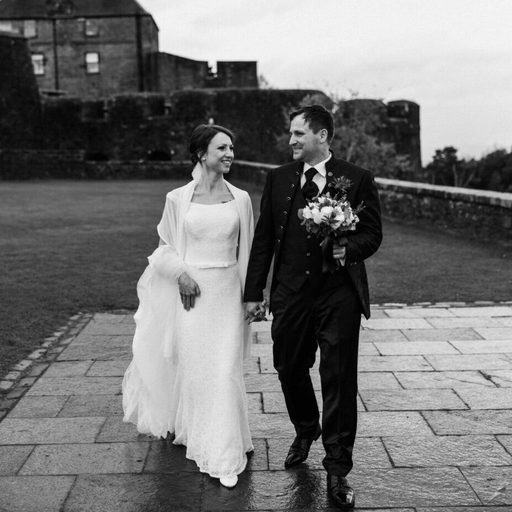 hochzeit-schottland-paar-hand-in-hand