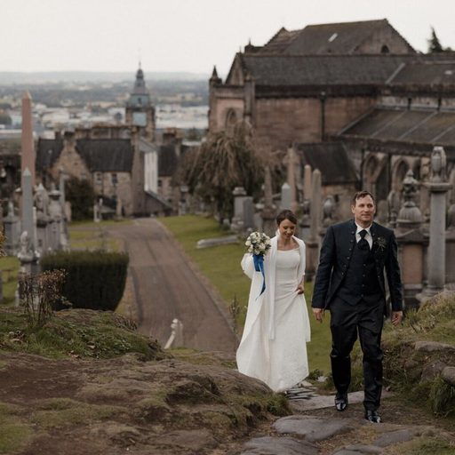 hochzeit-schottland-vor-dunklem-himmel