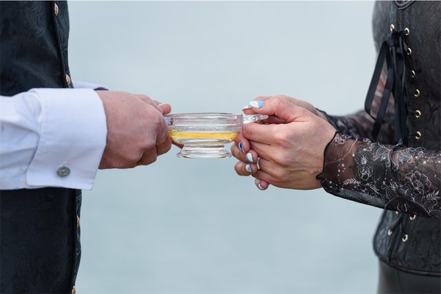 Evi und Gregor bei ihrer Hochzeit in Corsewall Lighthouse