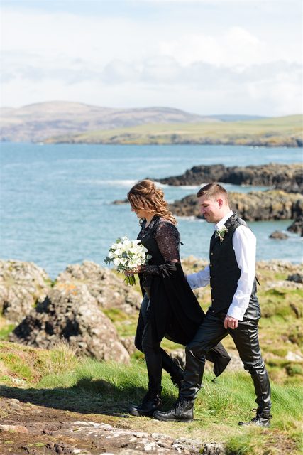 hochzeit-schottland-paar-mit-freunden