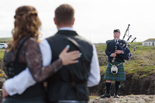 hochzeit-schottland-paar-im-zimmer