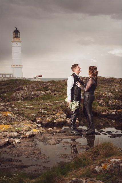 hochzeit-schottland-paar-mann-küsst-braut