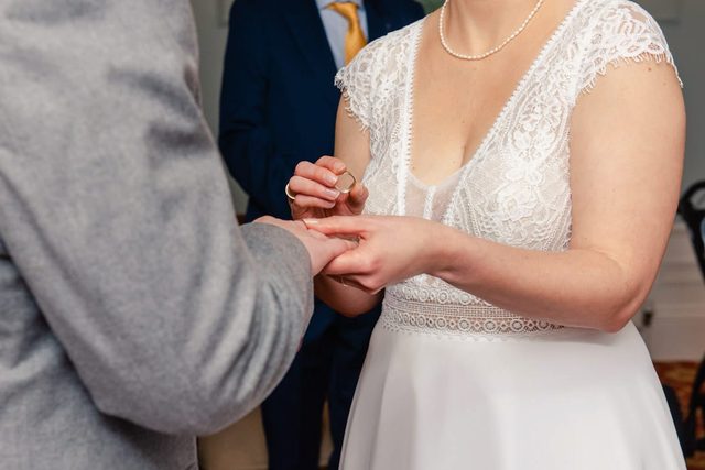 hochzeit-schottland-paar-steckt-trauringe-an