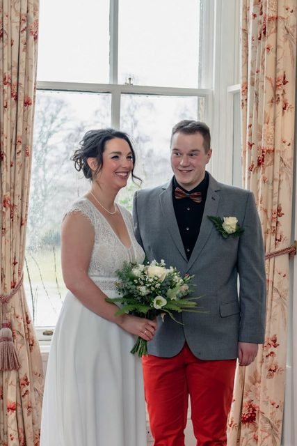 hochzeit-schottland-paar-mit-blumenstrauß