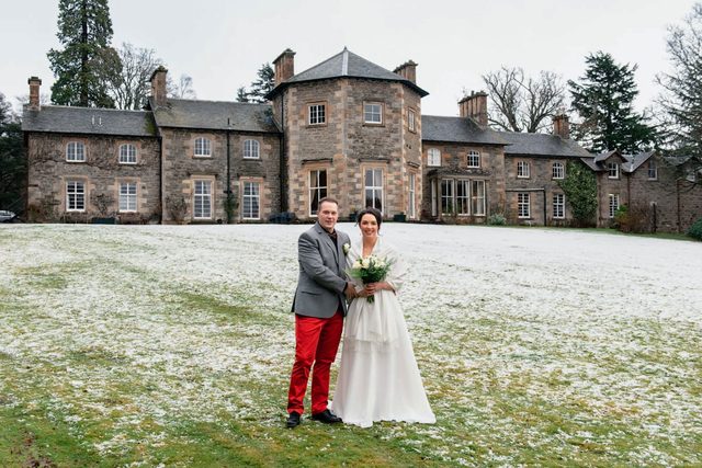 hochzeit-schottland-paar-vor-schloss