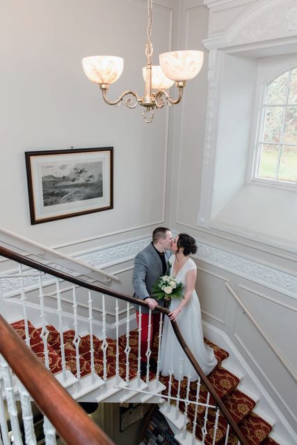 hochzeit-schottland-paar-auf-treppe