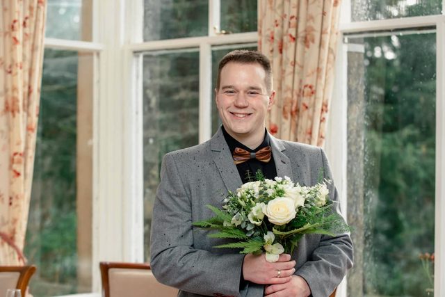 hochzeit-schottland-paar-mann-mit-blumen