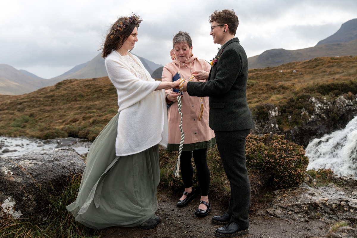 Laura und Anna beim Handfasting am Wasserfall in Sligachan