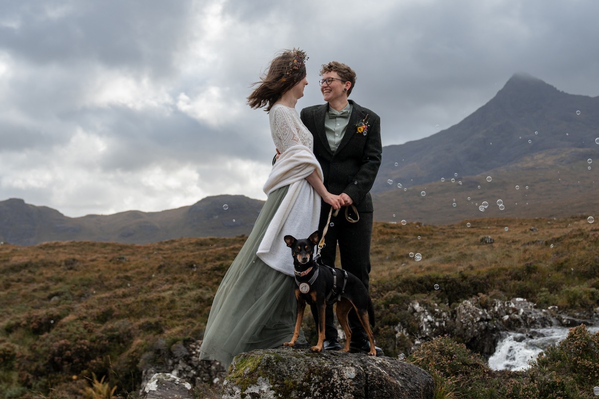 Laura und Anna bei ihrer Trauung auf der Isle of Skye
