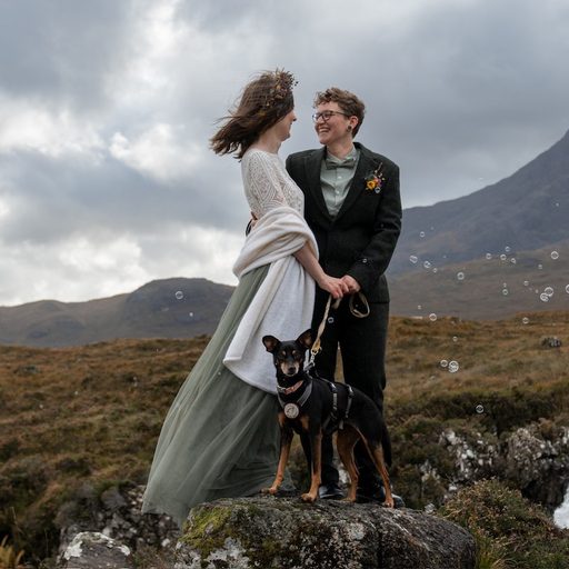 Laura und Anna bei ihrer Hochzeit in Sligachan, Isle of Skye