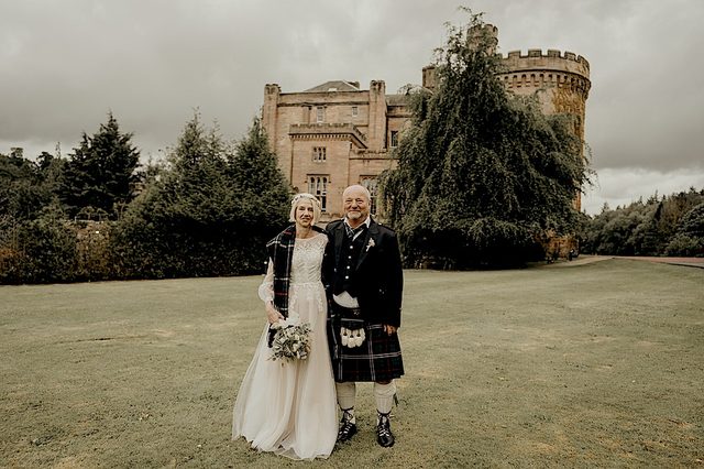 Lina und Michael bei ihrer Hochzeit in Dalhousie Castle