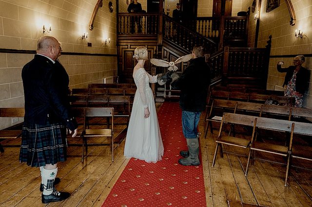 hochzeit-schottland-paar-band-um-die-hände