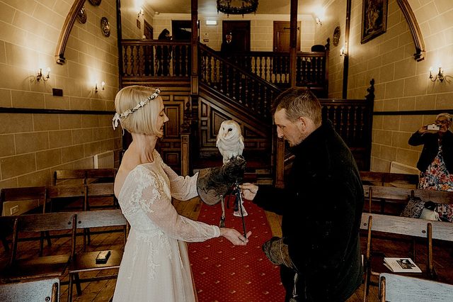hochzeit-schottland-braut-mit-vogel