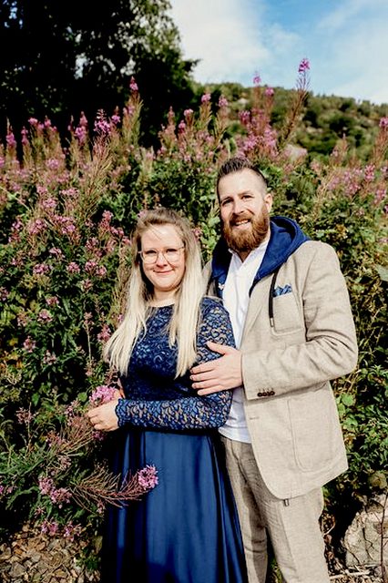 hochzeit-schottland-paar-mit-freunden
