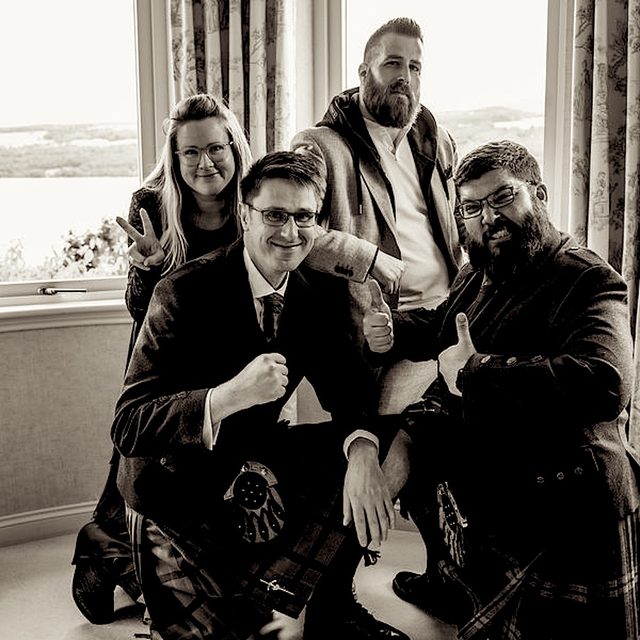 hochzeit-schottland-paar-mann-küsst-braut-auf-stirn