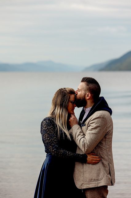 hochzeit-schottland-paar-im-zimmer