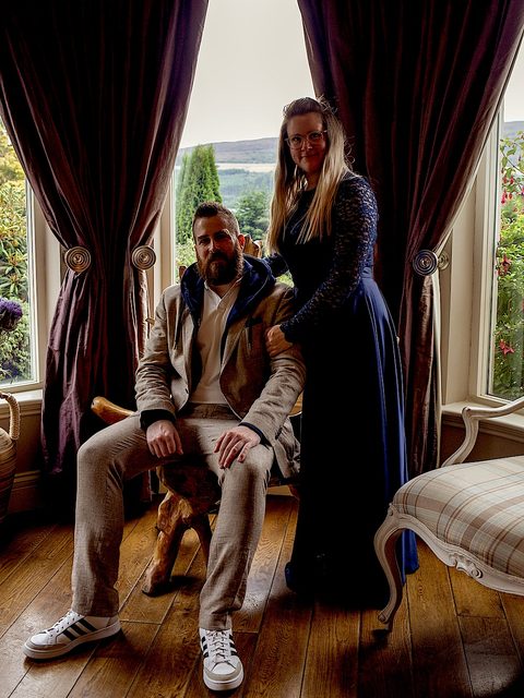 hochzeit-schottland-paar-vor-blumen