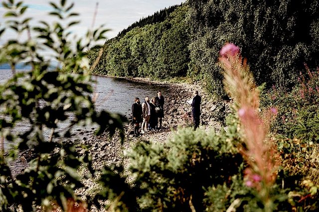 hochzeit-schottland-paar-mann-küsst-braut