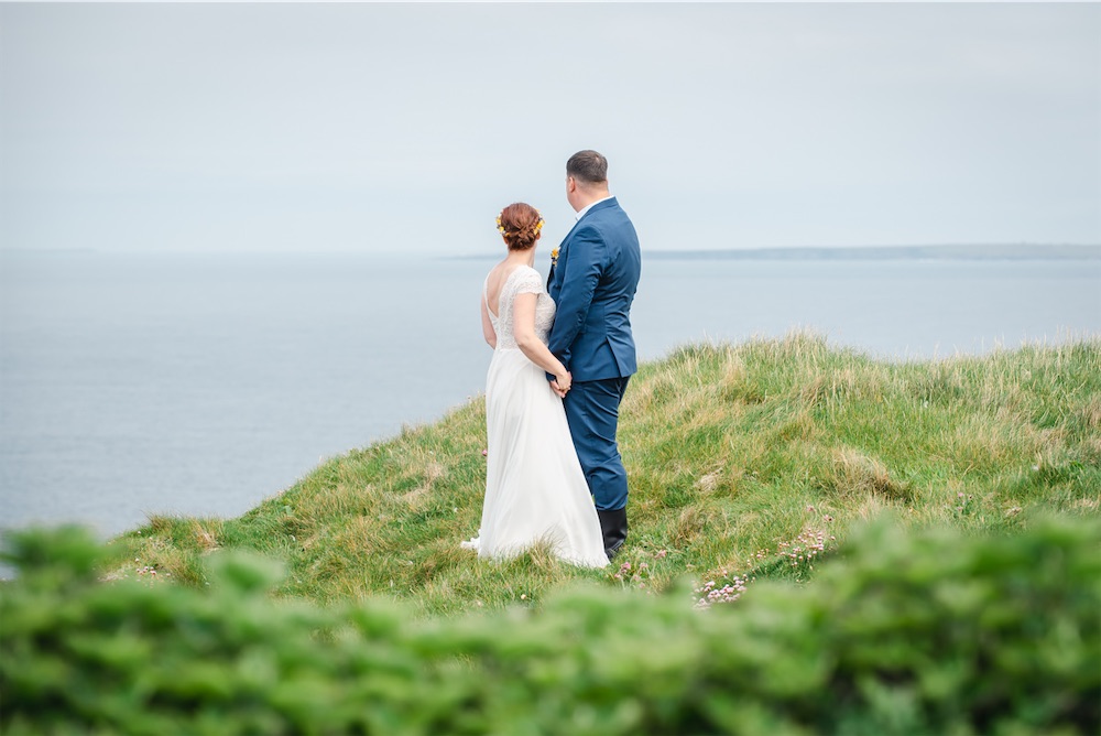 Olga und Andy bei ihrer Trauung am Dunnet Head Lighthouse