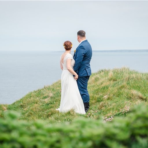 Olga und Andy bei ihrer Hochzeit in Dunnet Head Lighthouse