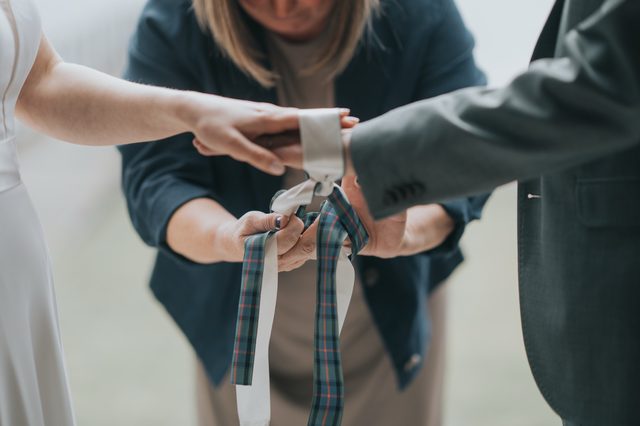 hochzeit-schottland-hand-in-hand-verbunden