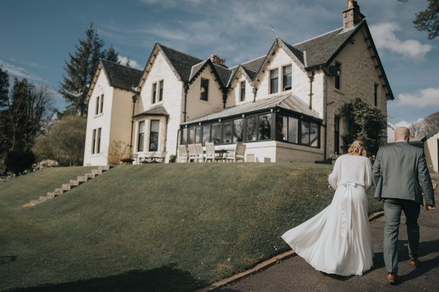 hochzeit-schottland-auf-dem-weg-im-garten