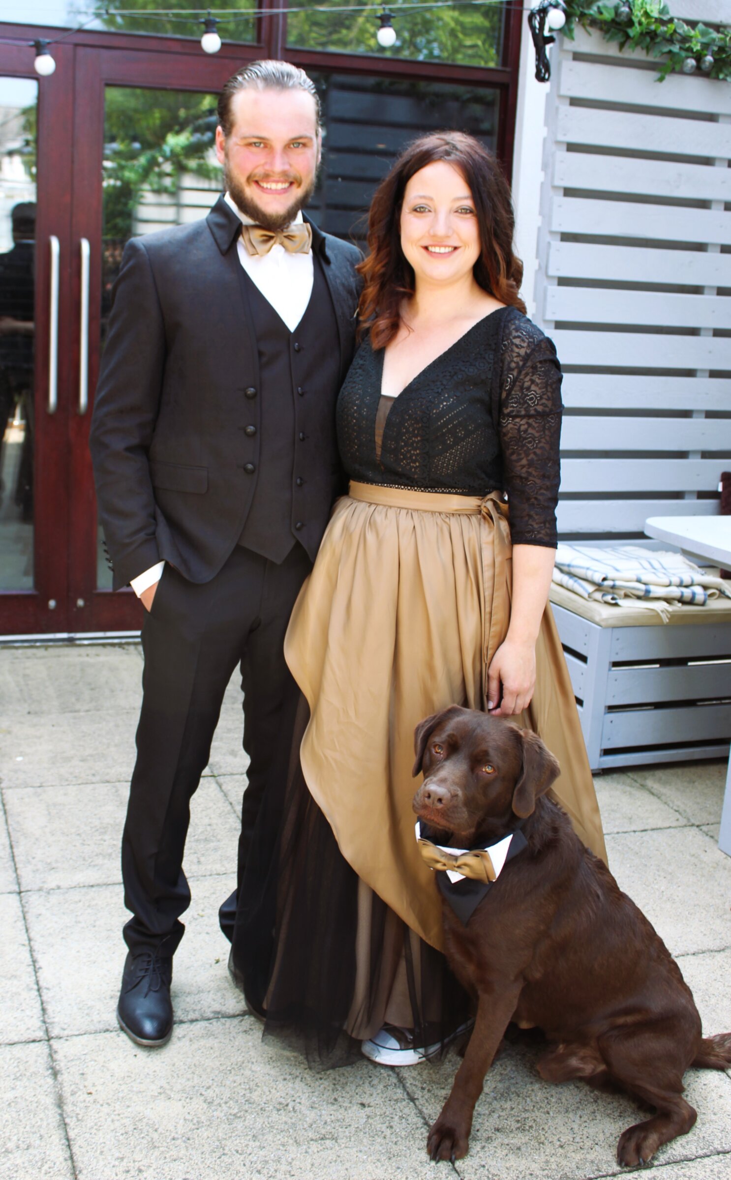 Brautpaar Sina und Raphael mit Hund vor dem Bruntsfield Hotel Edinburgh