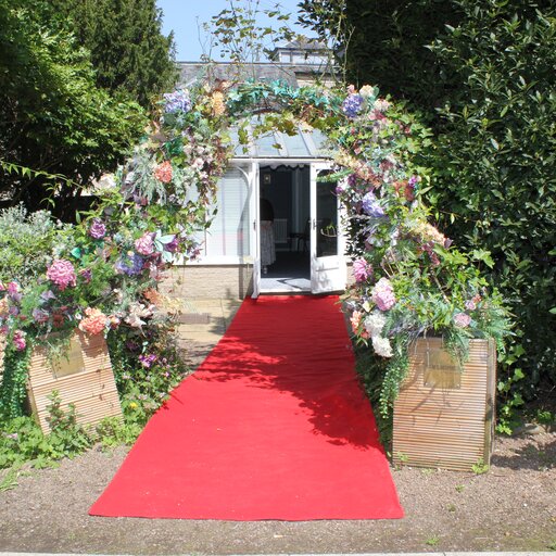 hochzeit-schottland-blumenschmuck-bogen-tür