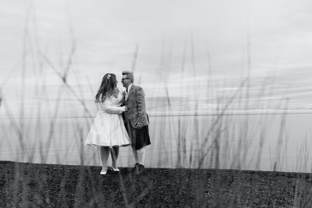 hochzeit-schottland-paar-am-seeufer