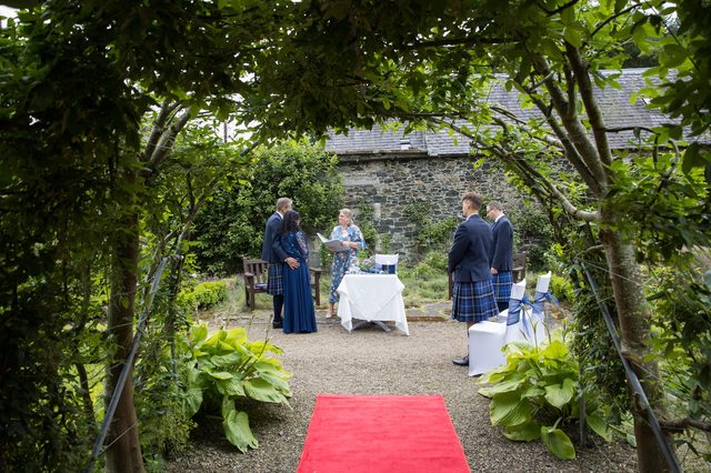 hochzeit-schottland-paar-vor-treppe