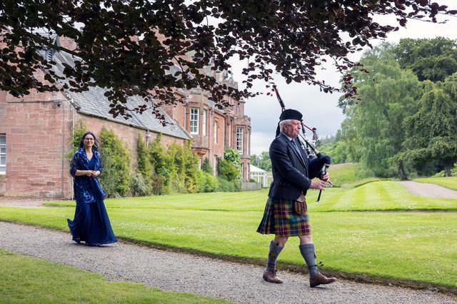 hochzeit-schottland-frau-dudelsackspieler