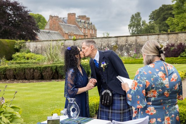 hochzeit-schottland-kuss