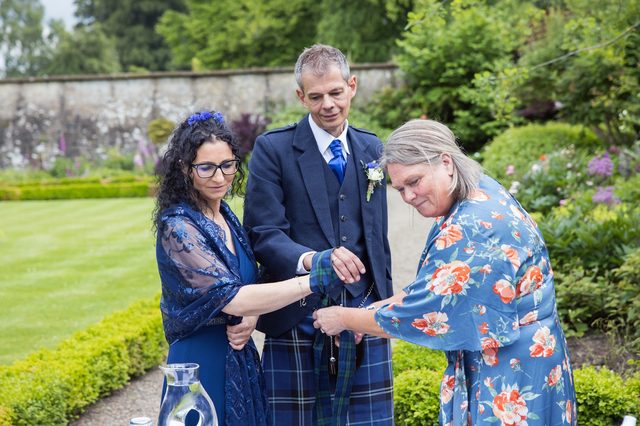 hochzeit-schottland-paar-band-um-die-hände
