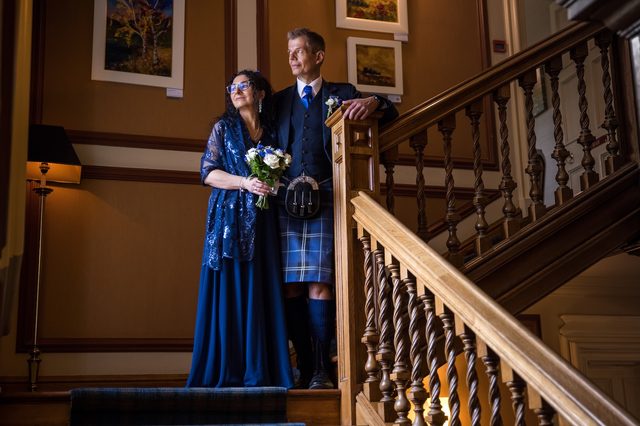 hochzeit-schottland-paar-auf-treppe-innen