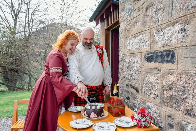 hochzeit-schottland-paar-schneidet-torte-an
