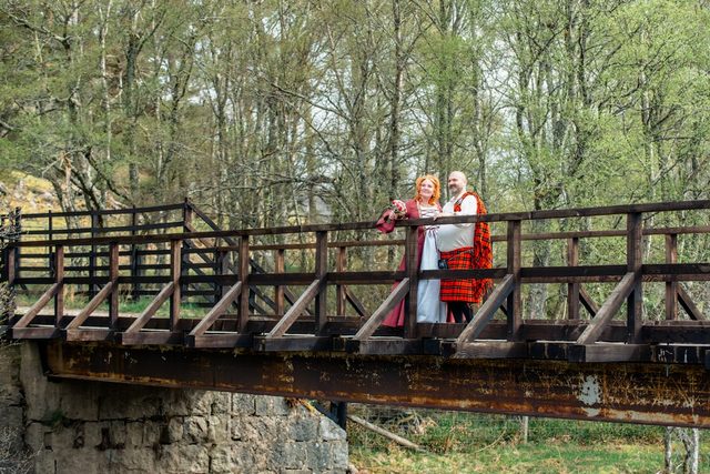 hochzeit-schottland-paar-auf-brücke